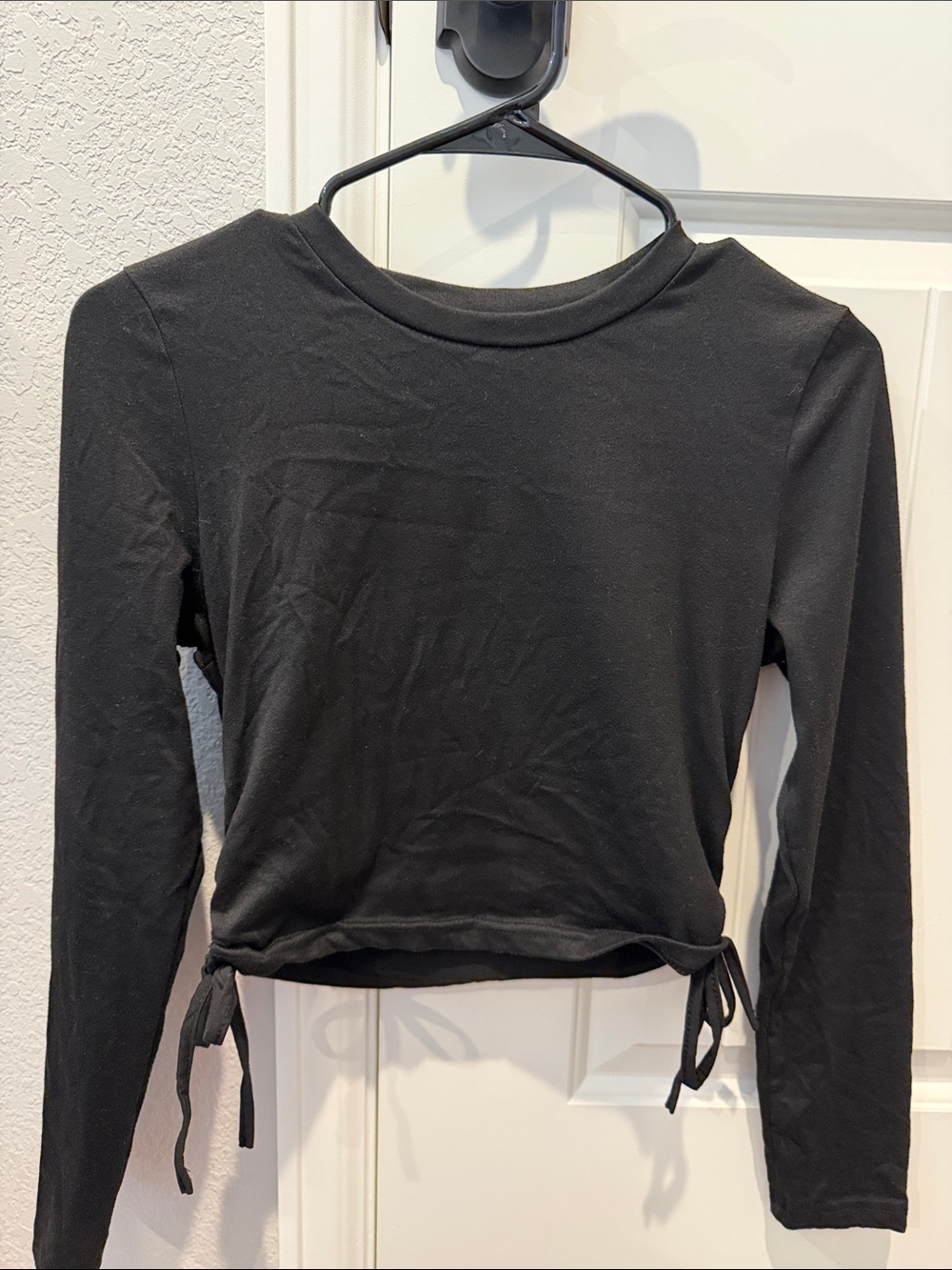 Black Long-Sleeve Tie-Hem Crop Top - Women's